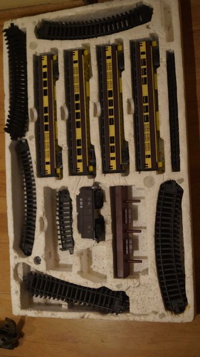 Kolejka elektryczna z wagonami i torami