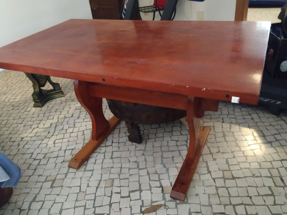 Mesa de cozinha ou exterior, estrutura impecável