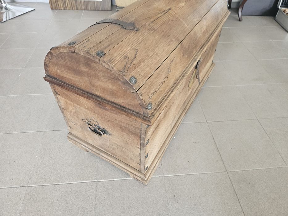Baú em Madeira Antigo