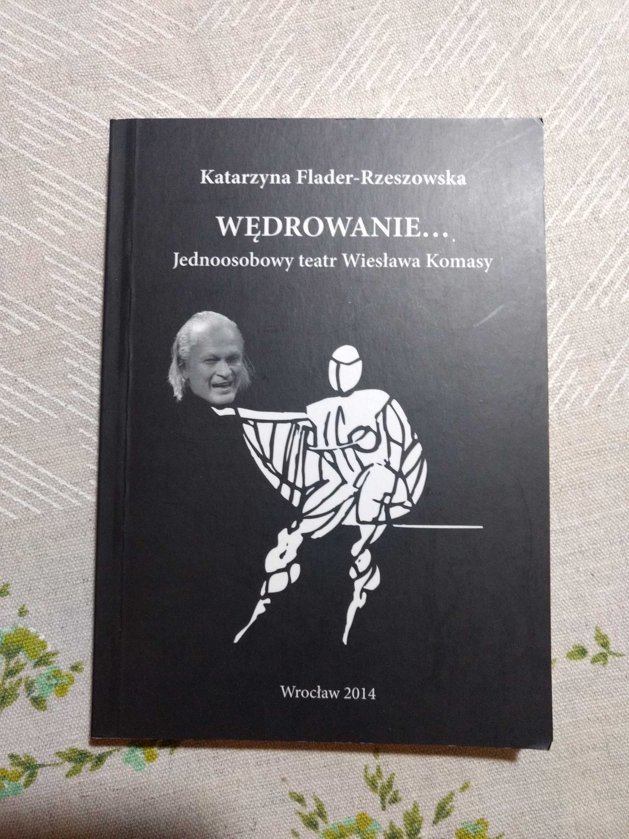 Książka "Wędrowanie... Jednoosobowy teatr Wiesława Komasy"