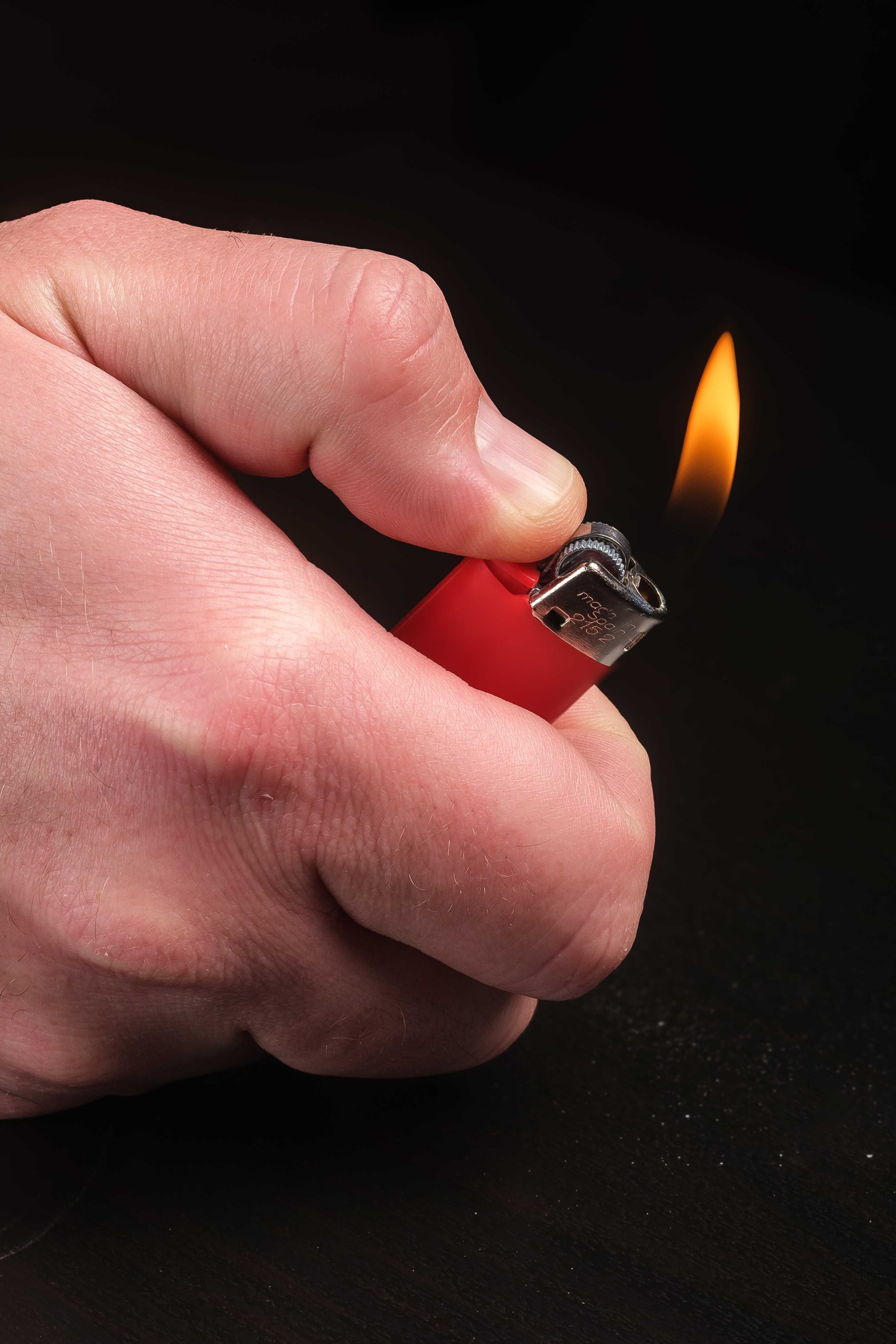 50 Isqueiros Mini Bic Vermelhos
