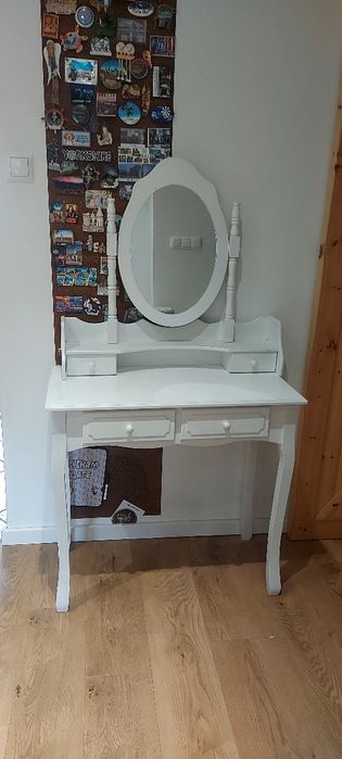 Toaletka biała z krzesłem