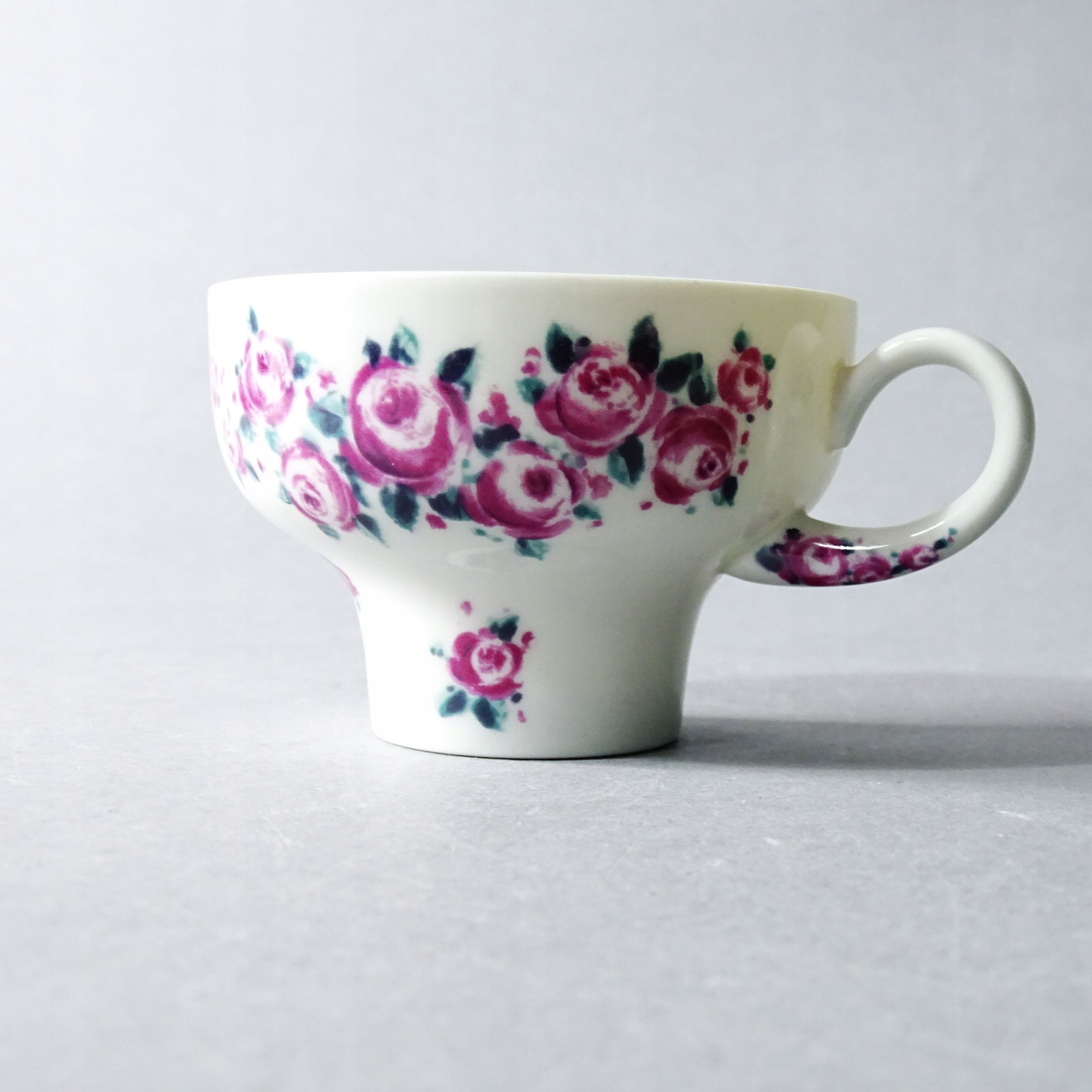 lata 60-te piękna porcelanowa mała filiżanka lichte różowe kwiaty
