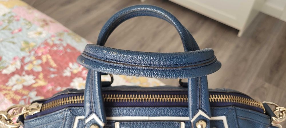 Mala DKNY azul bem estimada