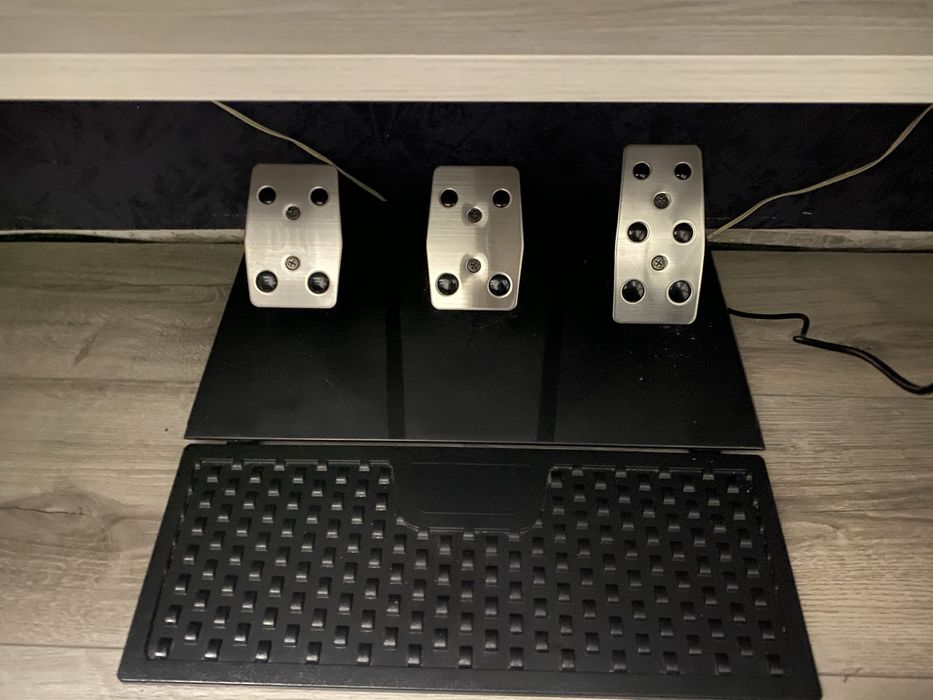 Продам руль ігровий Tracer з кробкою передач та педалями.