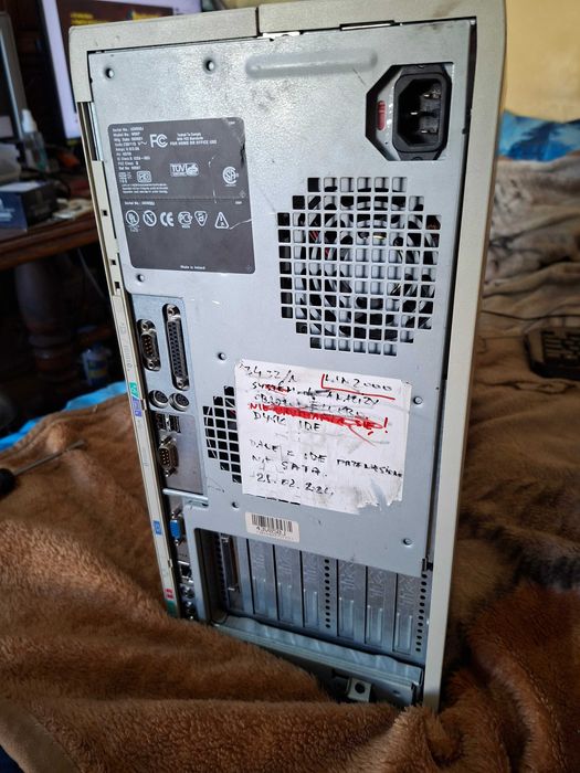 stary retro komputer stacjonarny Dell Optiplex gx200