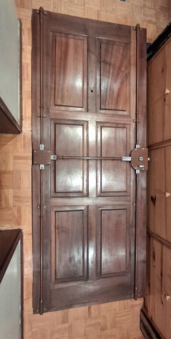 Porta madeira maciça c/ fechadura e tranncas