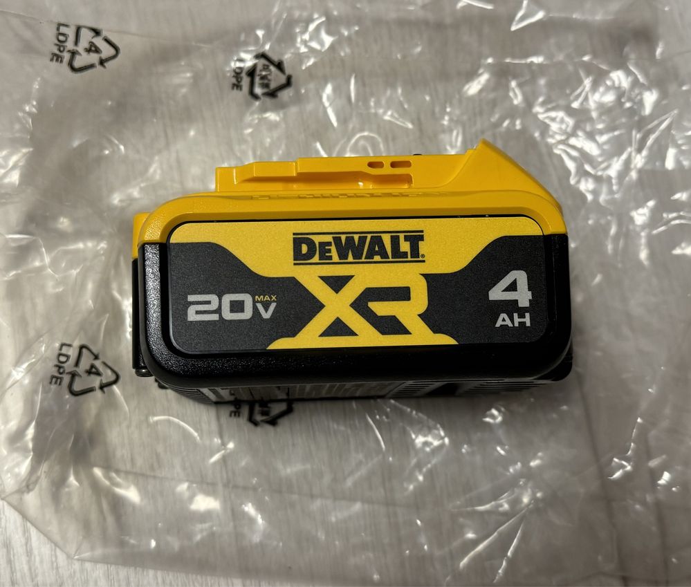 Акумуляторна батарея DEWALT DCB182/DCB204 Li-Ion 4Ah 20V MAX* XR