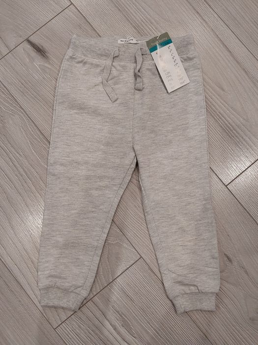 Sprzedam nowe dresy dziewczęce 1 sztuka, rozmiar 86.. Odbiór osobisty