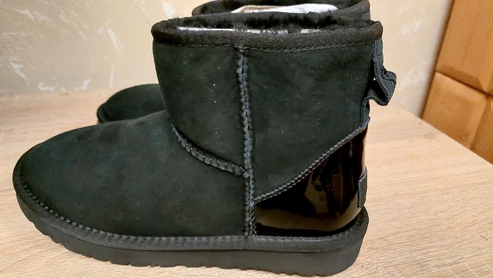 Уггі, ugg 37 розмір,  лакова вставка, 23 смсм