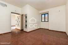 Espaço comercial de 228 m2 com alpendre | Viana do Alentejo