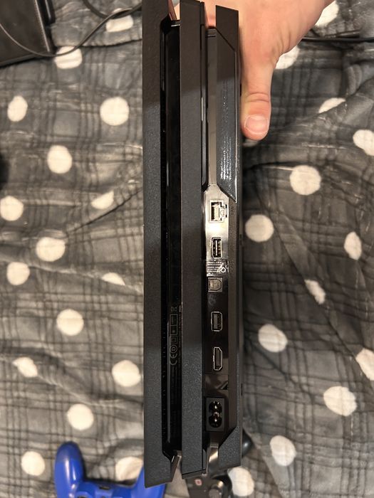 Sprzedam konsolę PS4 pro 1tb