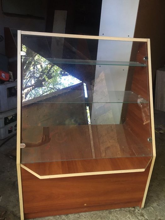 Торгові вітрини та стелажі