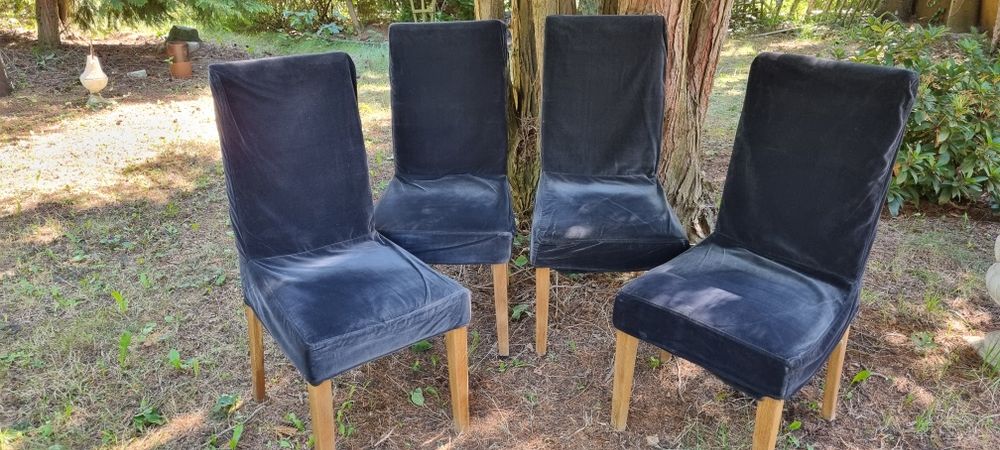 Cztery krzesła tapicerowane