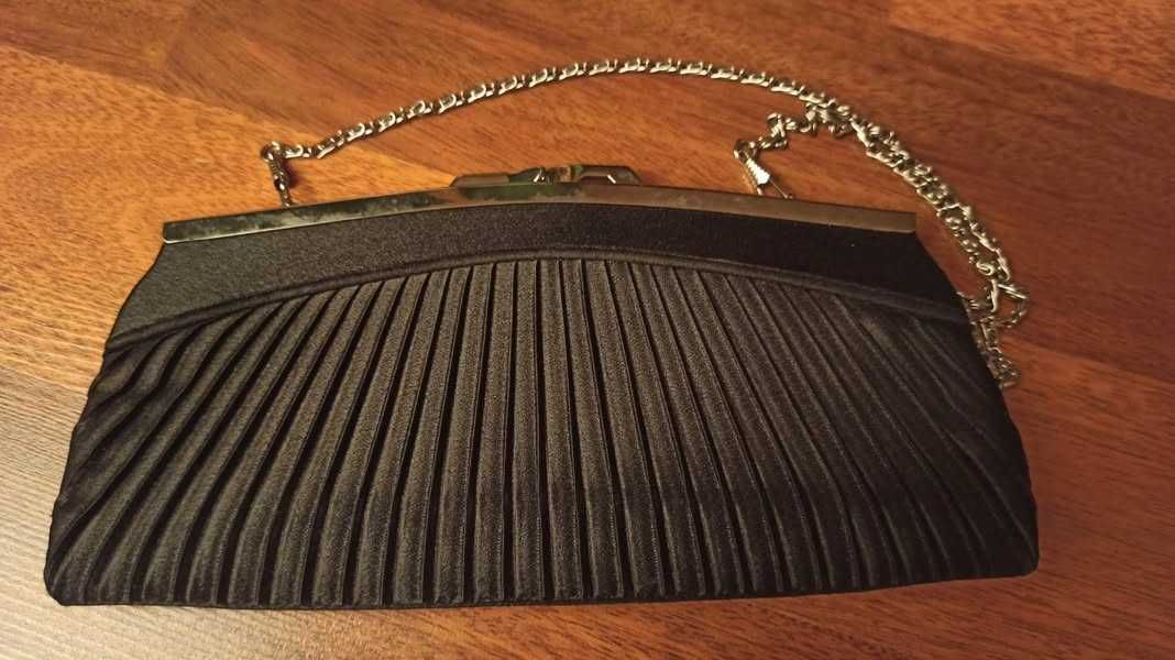 NA CEL CHARYTATYWNY Elegancka torebka na łańcuszku