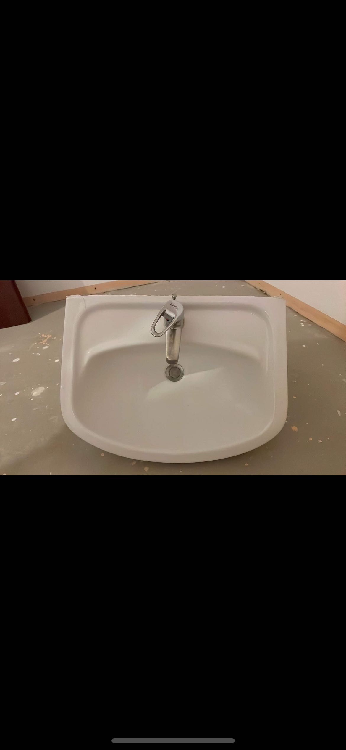 Umywalka łazienkowa wiszaca