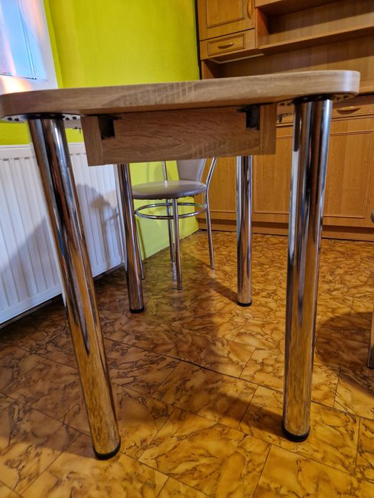 Stół rozkładany z 2 krzesłami