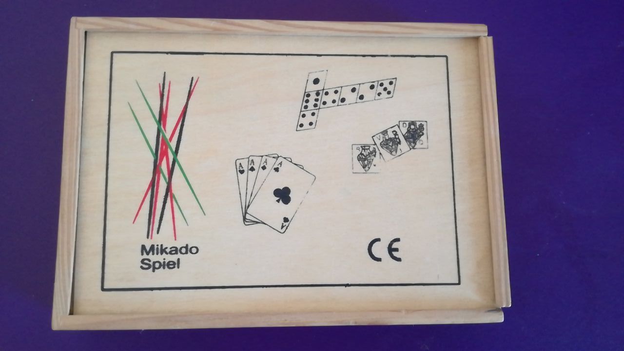 Caixa de madeira com 4 jogos a Estrear
