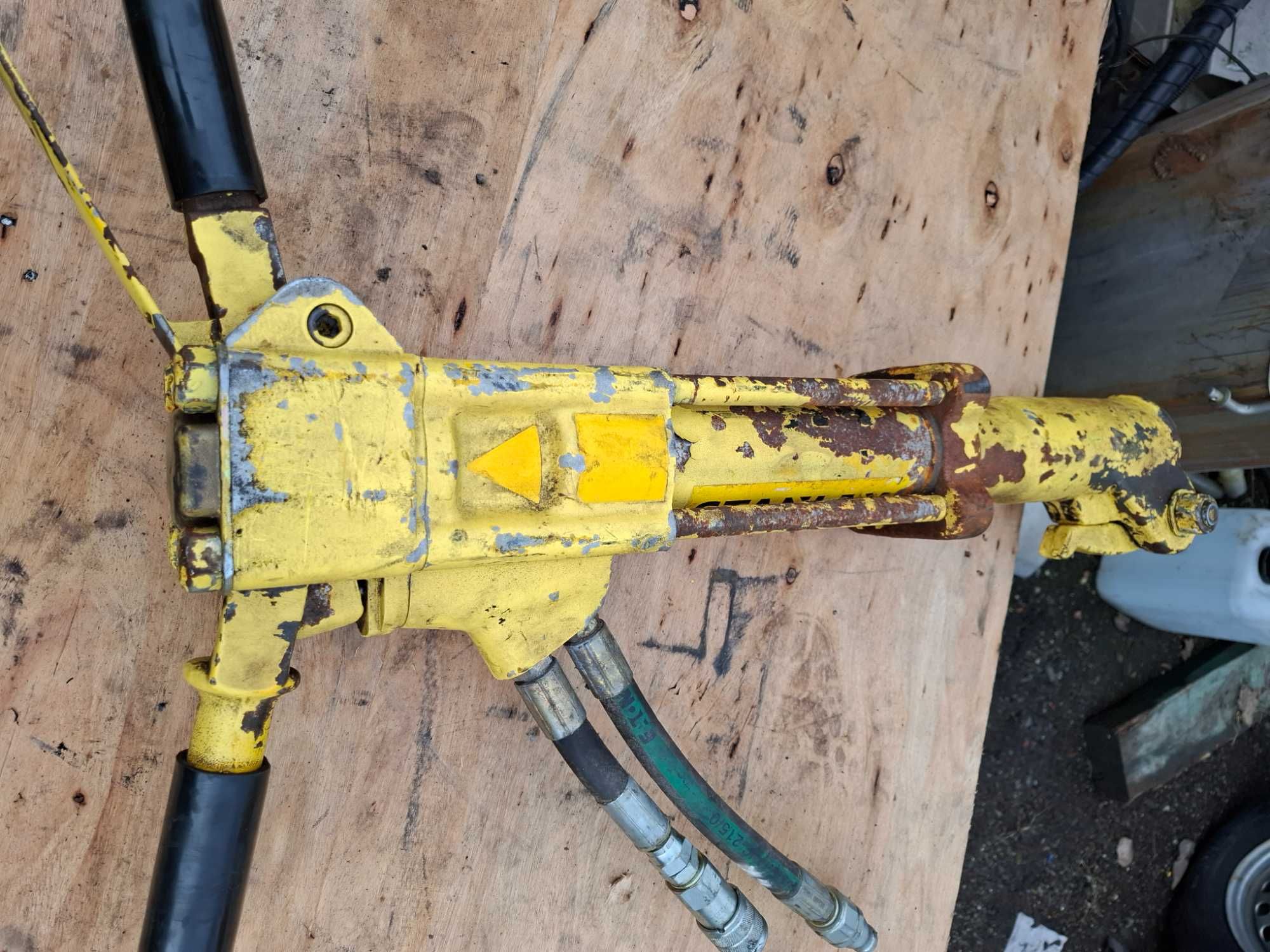 Hydrauliczny młot wyburzeniowy Stanley BRV24