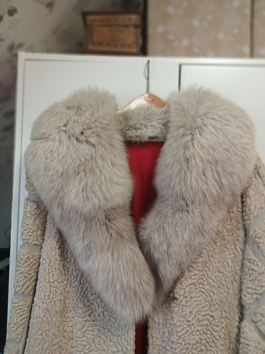 Ciekawe futro z beżowych karakułów z kołnierzem z lisa R xl-xxl