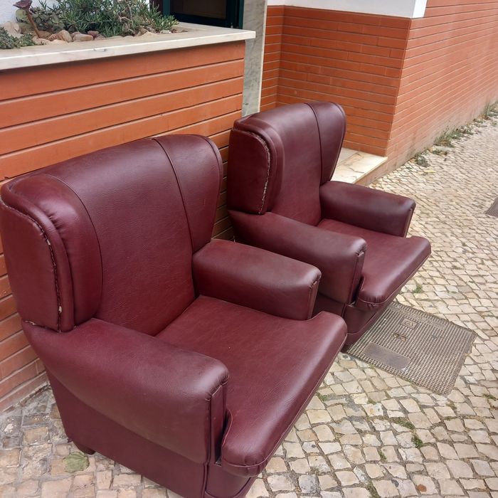 Dois sofás individuais, em napa