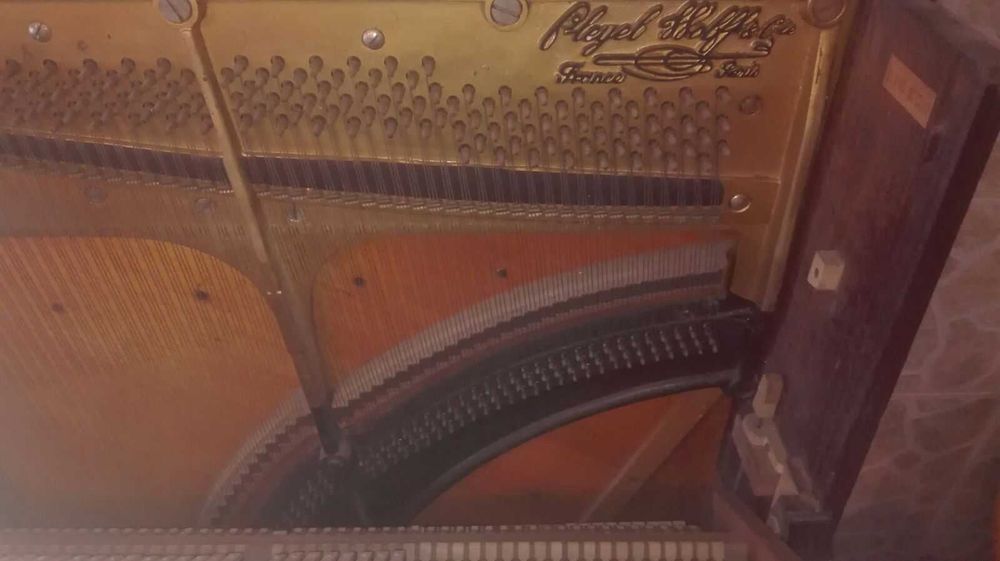 Piano sem cauda muito antigo