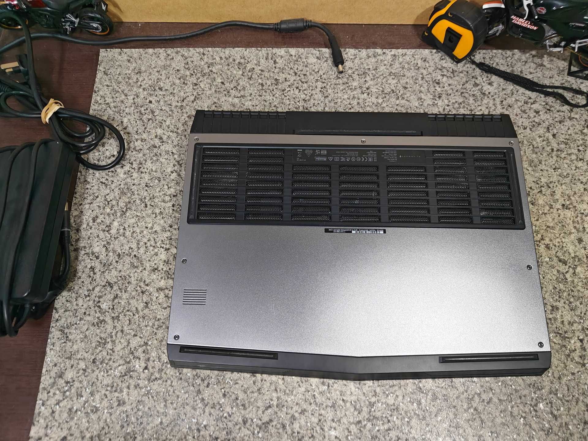 Ноутбук Alienware 17 R5 17" 8750H 16GB 500 SSD GTX 1070 8GB свіжа АКБ
