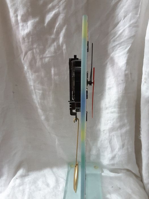 Relógio em base de vidro