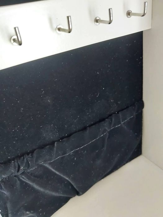 Szafka na biżuterię.