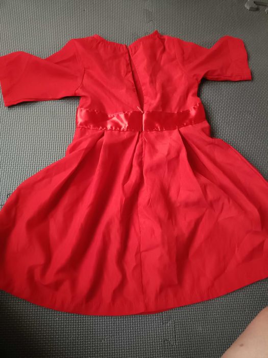 Piękna elegancka świąteczna sukienka