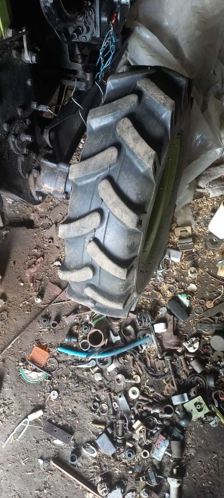мотоблок Zubr з причіпом і плугом