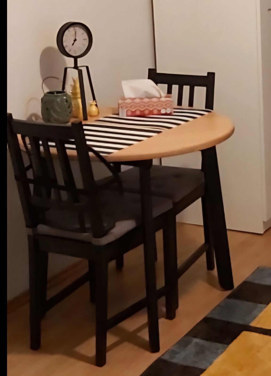 Stół okragly 85cm + 2 krzesła + 2 poduszki