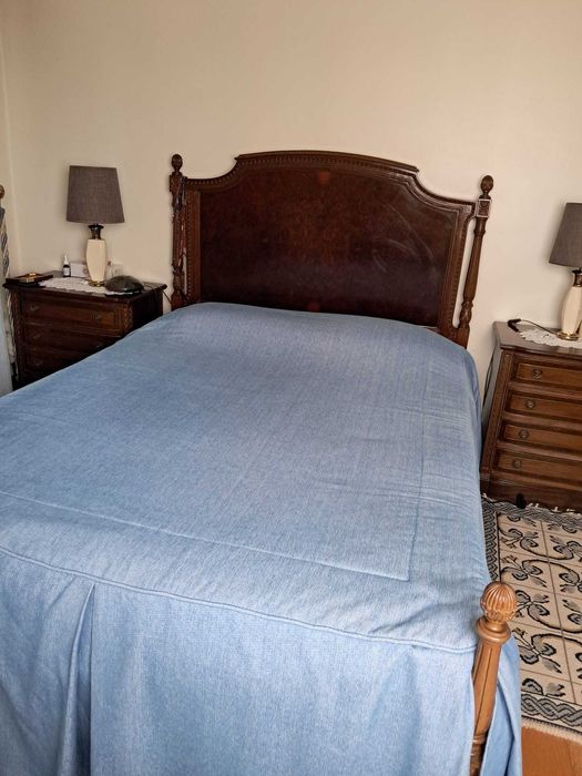 Cama de Casal e Mesinhas de Cabeceira