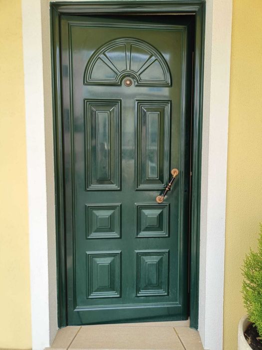 Porta de aluminio de casa como nova