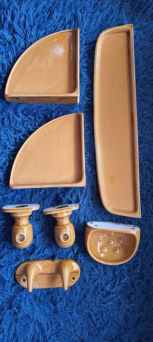 Ceramiczny zestaw łazienkowy PRL miodowy camel.