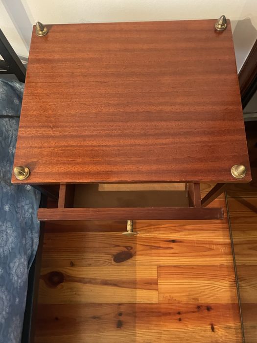 Conjunto Duas Camas solteiro + mesa de cabeceira