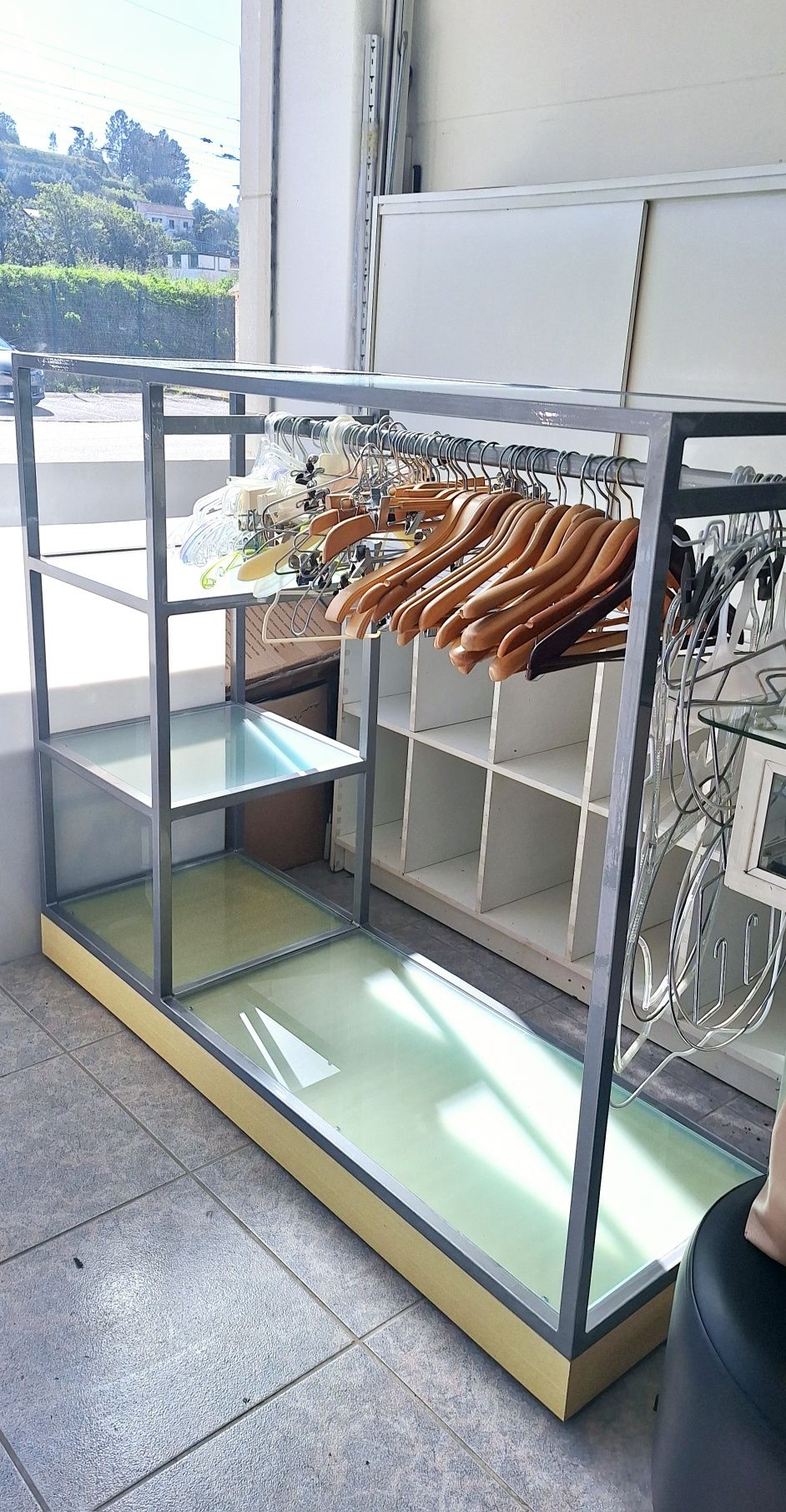 Liquidação de Stock Mobiliário, Estantes, Vitrines, Expositores e mais