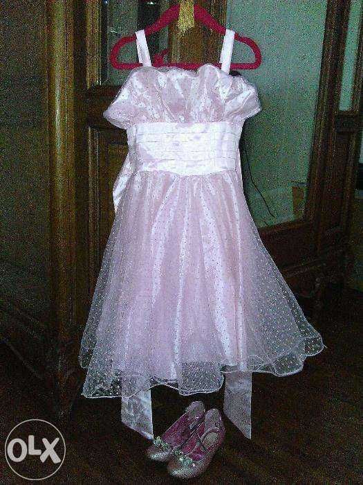 Różowa piękna sukienka z pasem dla małej księżniczki