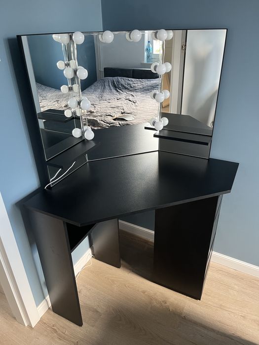 Elegancka toaletka narożna z lustrem i oświetleniem LED