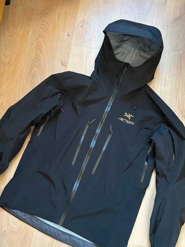 C’est Arc’teryx Alpha SV Noir S