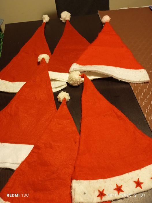 Gorros de natal e base para árvore