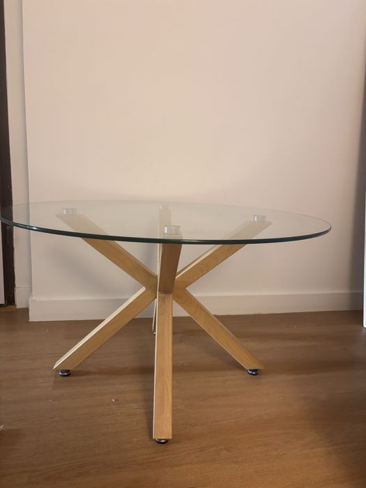 Mesa de centro com vidro e pes de madeira