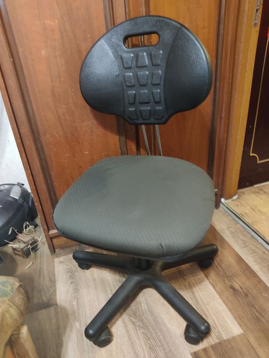 Крісла офісні на колесиках.