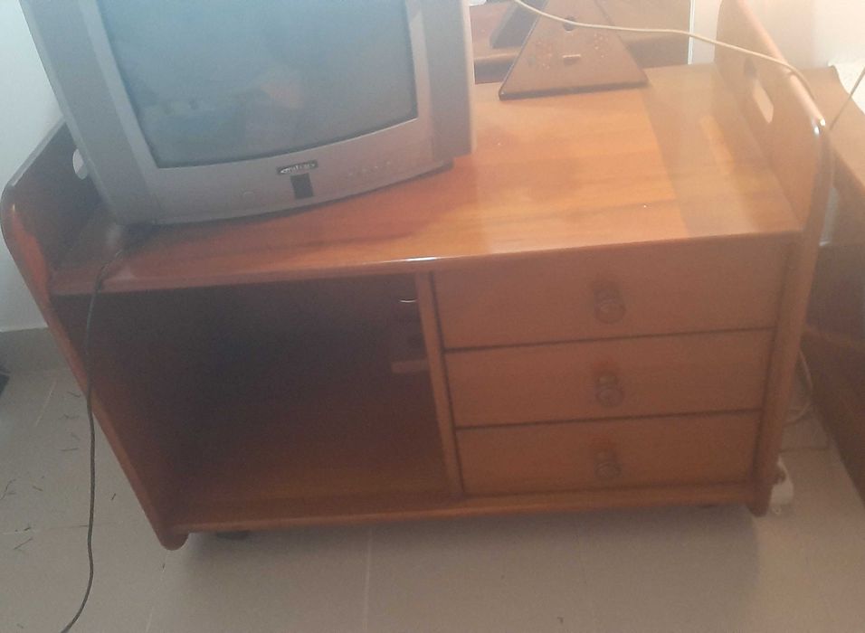 Móvel de sala, em pinho mel