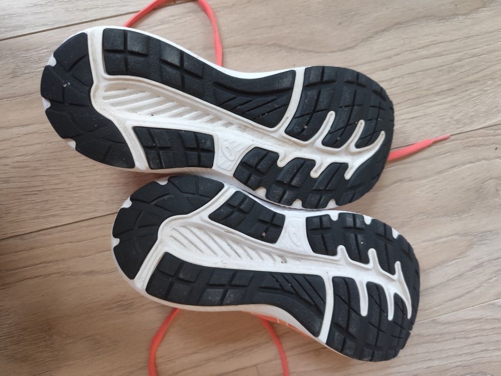 Wygodne buty Asics do biegania, wf