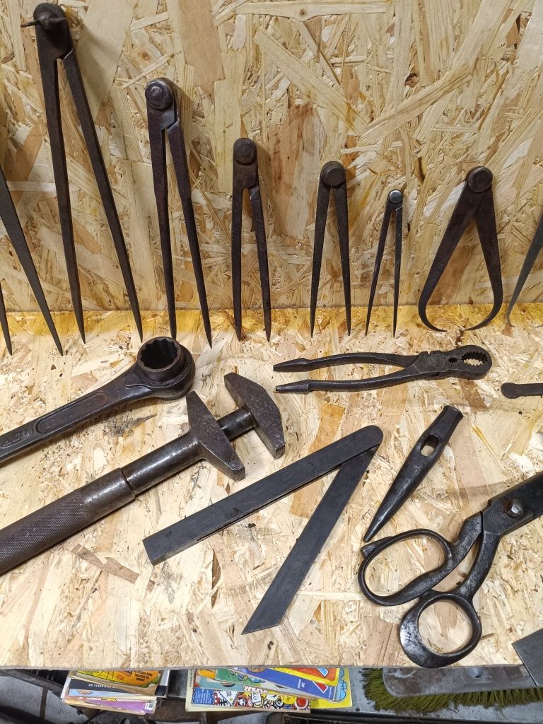 Várias ferramentas antigas
