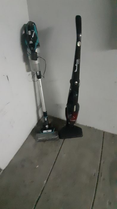 Dois aspiradores a bateria