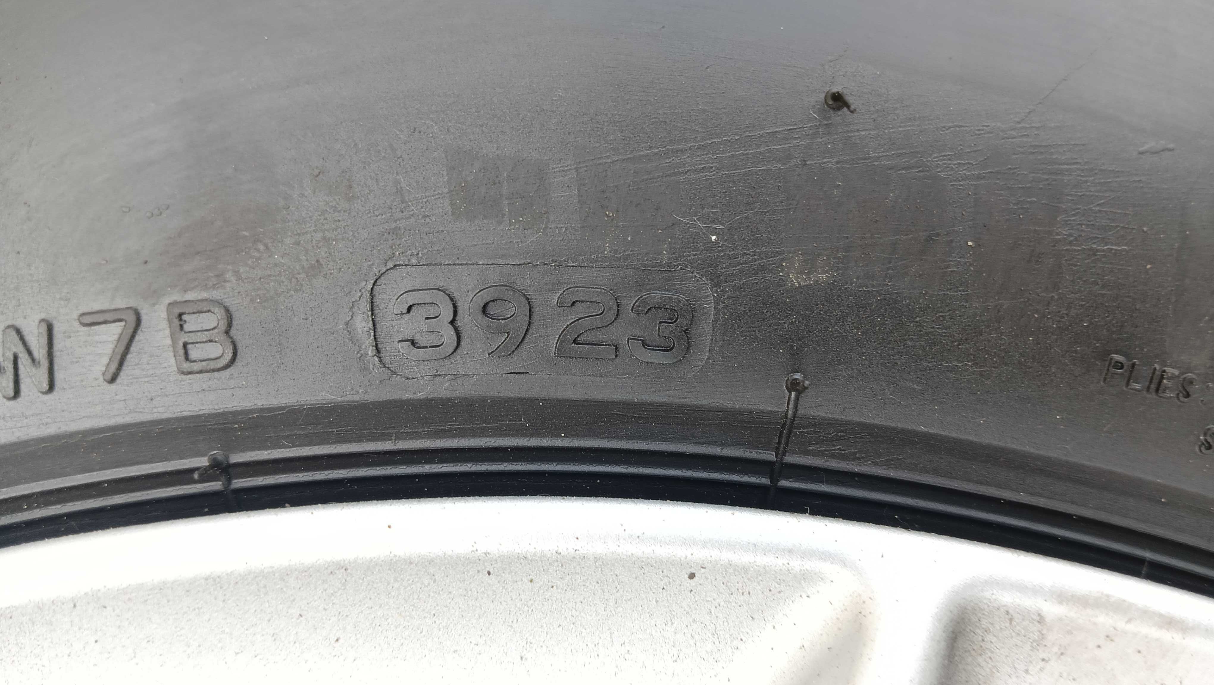 215/70R16  firestone  , zimowe  jak nowe  , 7-8mm ,  2023 r