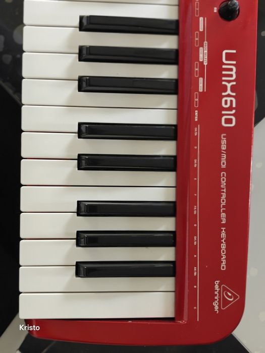 Behringer UMX610 klawiatura sterująca
