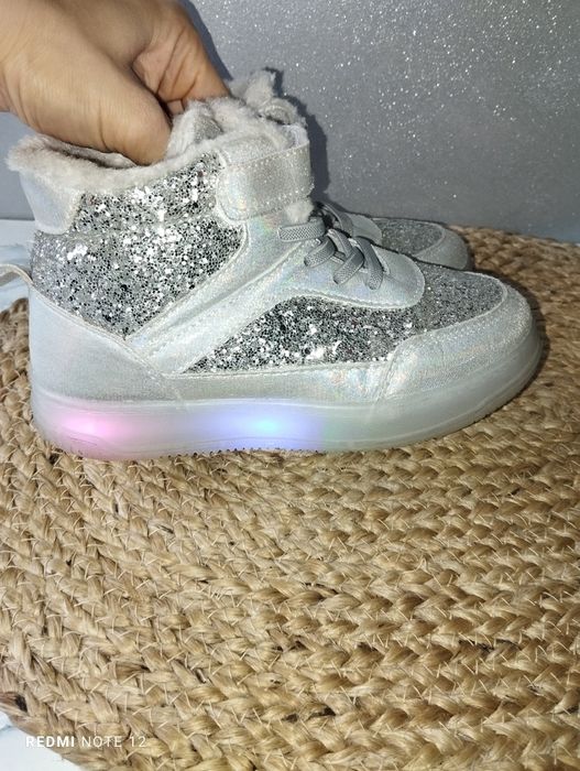 Sneakersy ocieplane na zimę zimowe świecące ociepleniem na rzepy